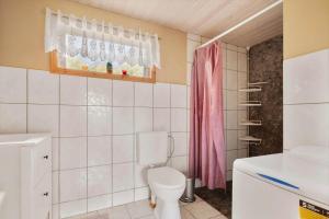 SjötoftaにあるVGO787-Hacksvik-Hacksvik-1のバスルーム(トイレ、ピンクのシャワーカーテン付) +15枚の写真