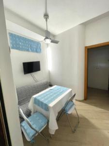 een ziekenhuiskamer met een bed en een stoel bij Casa Emma in Costa Rei