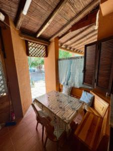 een eetkamer met een tafel en stoelen in een huis bij Casa Emma in Costa Rei