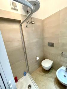 een badkamer met een douche, toilet en wastafel bij Casa Emma in Costa Rei