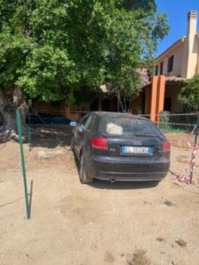 een auto geparkeerd op een onverharde parkeerplaats naast een boom bij Casa Emma in Costa Rei +9 foto's