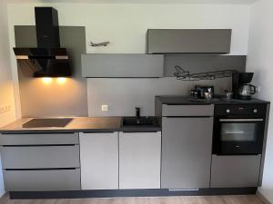 une cuisine avec un évier et une cuisinière dans l'établissement Gate 18, à Haiger 5 autres photos