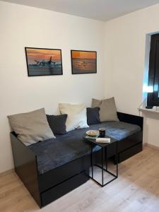 un salon avec un canapé et une table dans l'établissement Gate 18, à Haiger