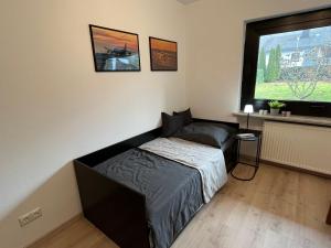 une petite chambre avec un lit et une fenêtre dans l'établissement Gate 18, à Haiger