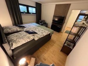 - une vue sur une chambre avec un lit et un miroir dans l'établissement Gate 18, à Haiger