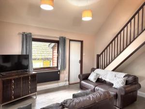 Posezení v ubytování Primrose 19-Woodland Lodges-Carmarthen-Pembroke