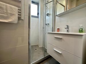 ein Badezimmer mit Waschbecken und Dusche in der Unterkunft Monaco Villa BRIGITTE Terrasse in Beausoleil + 79 Fotos