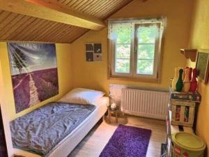 Giường trong phòng chung tại VGO789-Svenljunga-Revesjoe-Sjoekullen-1