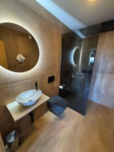 アークレイリにあるHotel Kjarnalundur- Aurora Dream - Lodges and Roomsの洗面台、トイレ、鏡のあるバスルーム +73枚の写真