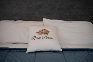a bed with two pillows with the words rave roma at Rosa Rooms Pompei in Pompei +52 photos