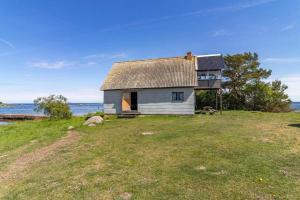 een huis op een heuvel met de oceaan op de achtergrond bij KAL800-Bergkvara-Saltkaer-4 in Bergkvara