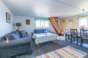 een woonkamer met een bank en een tafel bij KAL800-Bergkvara-Saltkaer-4 in Bergkvara +7 foto's
