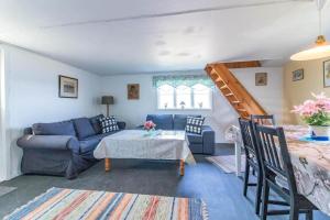 een woonkamer met een blauwe bank en een tafel bij KAL800-Bergkvara-Saltkaer-4 in Bergkvara