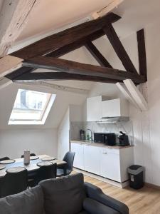 een woonkamer met een tafel en een keuken bij Luxe Centre Orléans Chatelet I Exclusivité in Orléans