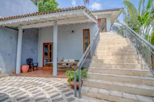 een trap naar een huis met een patio bij Mannat in Kandy