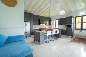 een keuken met een blauwe bank in een kamer bij Mannat in Kandy