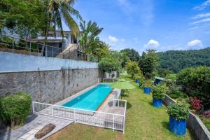 een buitenaanzicht van een villa met zwembad bij Mannat in Kandy