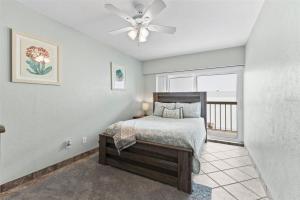 En eller flere senge i et værelse på Marina Cove Villa waterfront near the beach