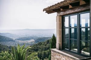 ein Fenster in einem Gebäude mit Blick auf ein Tal in der Unterkunft Posada del Marqués I A Slow Design Hotel in Esporles + 50 Fotos