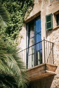 ein Fenster eines Gebäudes mit einem Balkon in der Unterkunft Posada del Marqués I A Slow Design Hotel in Esporles