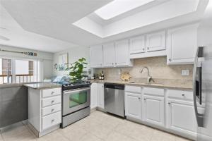 Køkken eller tekøkken på Marina Cove Villa waterfront near the beach