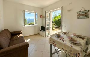 Et tv og/eller underholdning på Cozy Home In Magliolo With Sauna