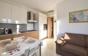 Køkken eller tekøkken på Cozy Home In Magliolo With Sauna