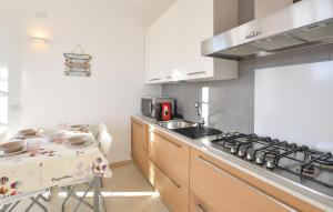 Køkken eller tekøkken på Cozy Home In Magliolo With Sauna