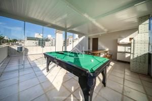 Zimmer mit einem Billardtisch auf dem Balkon in der Unterkunft Cobertura 07 Antares Bombinhas in Bombinhas