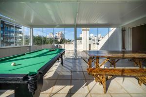 Zimmer mit einem Billardtisch auf dem Balkon in der Unterkunft Cobertura 07 Antares Bombinhas in Bombinhas