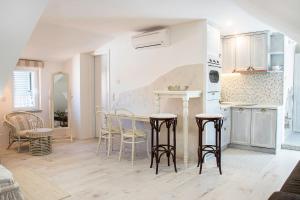 una cucina con sgabelli e bancone in una stanza di Boutique Cardea a Spalato (Split)