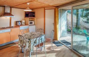 Køkken eller tekøkken på 2 Bedroom Cozy Home In Altillac