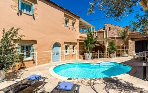 Swimmingpoolen hos eller tæt på Villa Cava by PosarelliVillas