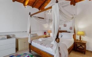 En eller flere senge i et værelse på Villa Cava by PosarelliVillas + 29 billeder