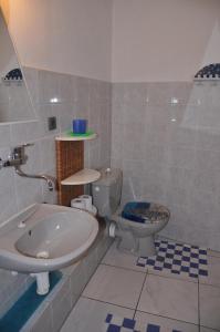 La salle de bains est pourvue de toilettes et d'un lavabo. dans l'établissement Pension U Galerie, à Český Krumlov