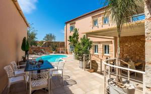 Swimmingpoolen hos eller tæt på Villa Cava by PosarelliVillas