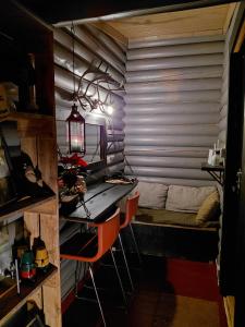 una habitación con una mesa y una cama en ella en Experience accommadation Eco-Unela, en Rovaniemi