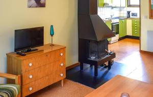 Μια τηλεόραση ή/και κέντρο ψυχαγωγίας στο 2 Bedroom Nice Home In Ekshärad