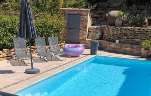 une piscine avec des chaises et un ballon rose à côté dans l'établissement Maison Avec Piscine, à Gémenos