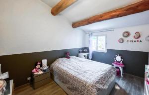 une petite chambre avec un lit et une fenêtre dans l'établissement Maison Avec Piscine, à Gémenos