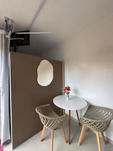 una stanza con un tavolo, due sedie e un tavolo di Containers Schmitz - Kitnet 1 a Florianópolis