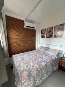 una camera con letto e finestra con tenda di Containers Schmitz - Kitnet 1 a Florianópolis