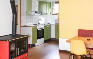 eine Küche mit einem Herd und einem Tisch darin in der Unterkunft 2 Bedroom Amazing Home In Ekshärad in Ekshärad