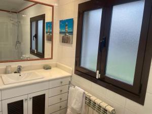 Et badeværelse på Maravillosa casa entre el Mar y la Montaña + 25 billeder