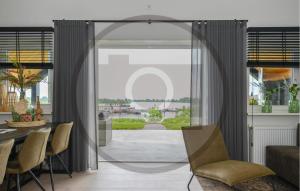 Et opholdsområde på Cozy Home In Kerkdriel With House Sea View