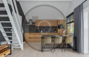 Køkken eller tekøkken på Cozy Home In Kerkdriel With House Sea View