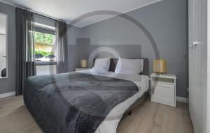 En eller flere senge i et værelse på Cozy Home In Kerkdriel With House Sea View