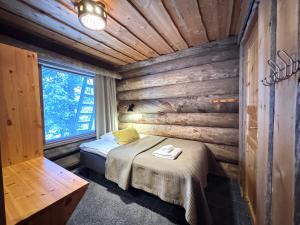a bedroom with two beds in a log cabin at Rukan Salonkilomat in Ruka +36 photos