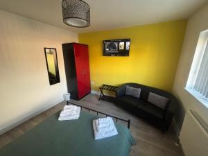 バーケンヘッドにあるKane's Placeのソファとテーブルのあるリビングルーム