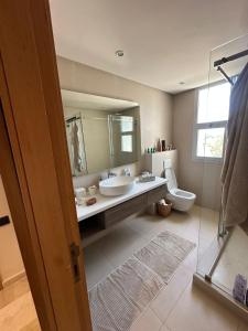 Et badeværelse på Villa Golf Bahia Beach